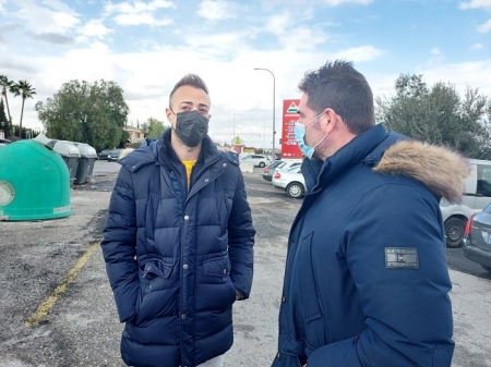 Dani Benítez conversa con Fermín Criado a la llegada del futbolista a la reunión (FRAN CALVO)