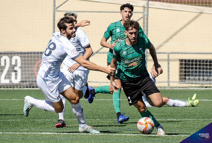 Una acción del derbi jugado en la primera vuelta en el polideportivo de `Las Viñas` (JOSÉ M. BALDOMERO)