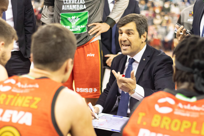 Pablo Pin da instrucciones durante un tiempo muerto ante Cáceres (FERMÍN RODRÍGUEZ / FUNDACION-CBG) 