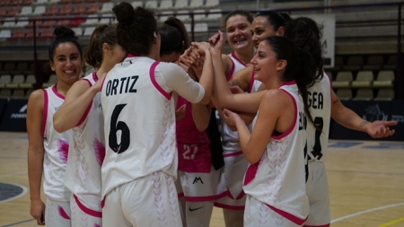 Las nazaríes celebran la victoria en Paterna (RACA) 