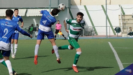 Álvaro Iriarte intenta despejar ante la mirada de Dani Torres (JOSÉ M. BALDOMERO) 