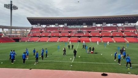 Imagen del entrenamiento del Granada este viernes en el `Nuevo Los Cármenes` (FRAN CALVO) Imagen del entrenamiento del Granada este viernes en el `Nuevo Los Cármenes` (FRAN CALVO)
