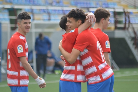El conjunto rojiblanco celebra uno de los goles (J. PALMA)