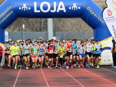 Los atletas toman la salida bajo el arco de Deportes del Ayuntamiento de Loja (PACO CASTILLO) Los atletas toman la salida bajo el arco de Deportes del Ayuntamiento de Loja (PACO CASTILLO)