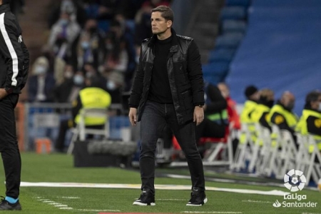 Robert Moreno, durante el partido en el Santiago Bernabéu (LALIGA) Robert Moreno, durante el partido en el Santiago Bernabéu (LALIGA)