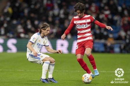 Álex Collado, junto a Modric en un lance del partido en el Santiago Bernabéu (LALIGA) Álex Collado, junto a Modric en un lance del partido en el Santiago Bernabéu (LALIGA)