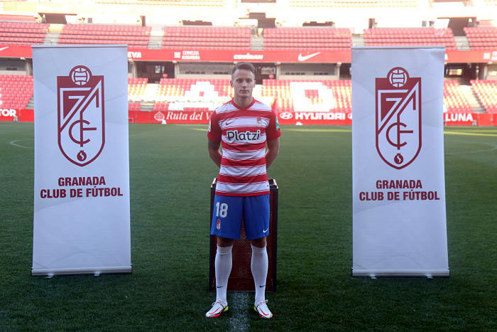 Petrovic posa como rojiblanco en su presentación (JOSÉ VELASCO / GRJ)