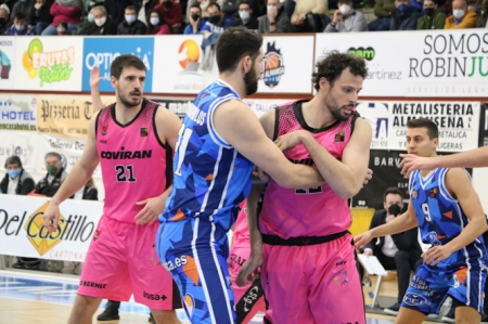 Edu Gatell y Dimakopoulos luchan en la zona (RAFA NAVALON)
