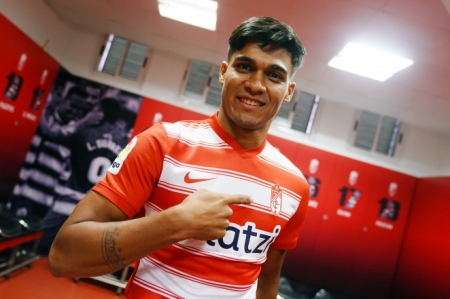 Matías Arezo posa con la camiseta del Granada (PEPE VILLOSLADA / GCF) Matías Arezo posa con la camiseta del Granada (PEPE VILLOSLADA / GCF)
