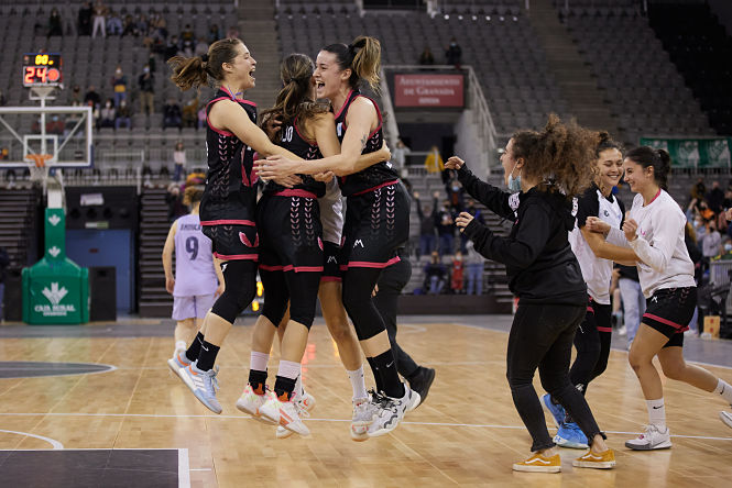 Las nazaríes celebran el triunfo ante el líder (RACA)