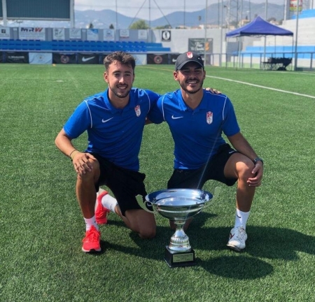 Alejandro y Antonio Jesús, segundo y primer entrenador del Recreativo Granada prebenjamín, respectivamente