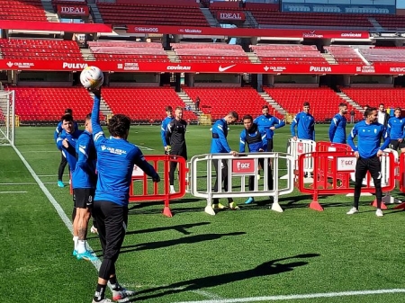 Imagen del entrenamiento del Granada en el `Nuevo Los Cármenes`, donde se aprecia a Carlos Neva y Darwin Machis (FRAN CALVO)
