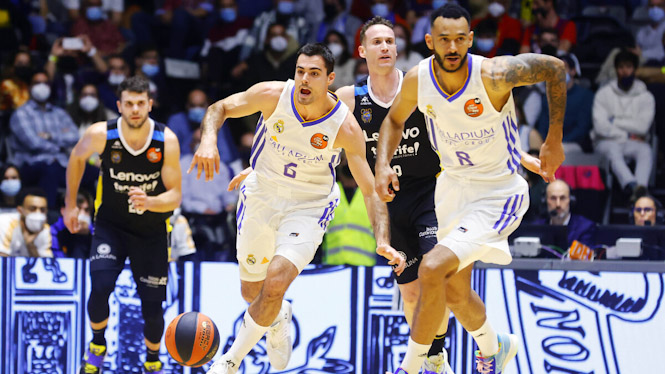 Alberto Abalde y Adam Hanga lanzan el contraataque (ACB PHOTOS / EMILIO COBOS) 