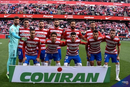 Once inicial del Granada, con los cinco capitanes, frente al Villarreal (JOSÉ M. BALDOMERO) Once inicial del Granada, con los cinco capitanes, frente al Villarreal (JOSÉ M. BALDOMERO)