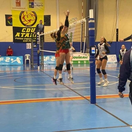 Dos jugadoras atarfeñas bloquean en la red (COVIRÁN CDU ATARFE) Dos jugadoras atarfeñas bloquean en la red (COVIRÁN CDU ATARFE)