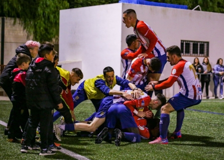 El Arenas celebra uno de los goles (JORGE LOZANO)