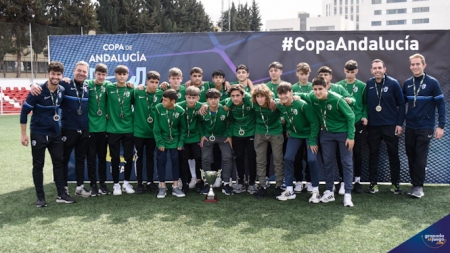 La selección granadina infantil posa con la medalla de plata al cuello (JOSÉ M. BALDOMERO)