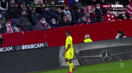 Un aficionado insulta a Carlos Akapo durante el Granada-Cádiz (GOL/LALIGA) Un aficionado insulta a Carlos Akapo durante el Granada-Cádiz (GOL/LALIGA)
