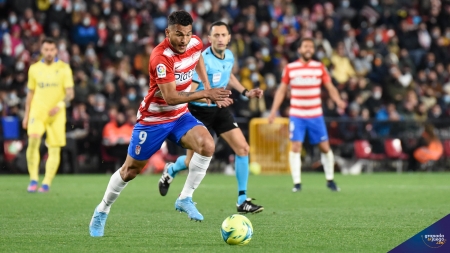 Luis Suárez, durante el Granada - Cádiz en una acción del partido (JOSÉ M. BALDOMERO) Luis Suárez, durante el Granada - Cádiz en una acción del partido (JOSÉ M. BALDOMERO)