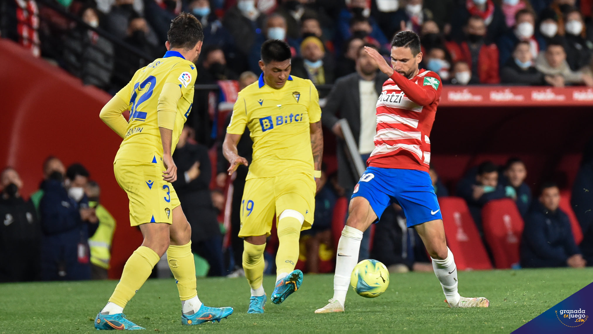 Antonio Puertas, en una acción del Granada - Cádiz en el `Nuevo Los Cármenes` (JOSÉ M. BALDOMERO)
