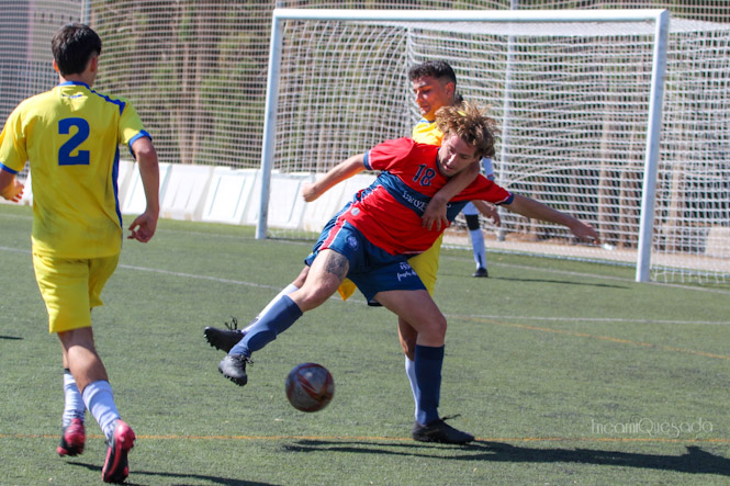 Andrés Macías pugna por el balón con un defensa de Cádiz (ENCARNI QUESADA)