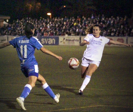 Violeta Quiles y Tele Abelleira pugnan por un balón en la eliminatoria de Copa entre el Alhama y el Real Madrid (REAL MADRID CF) Violeta Quiles y Tele Abelleira pugnan por un balón en la eliminatoria de Copa entre el Alhama y el Real Madrid (REAL MADRID CF)