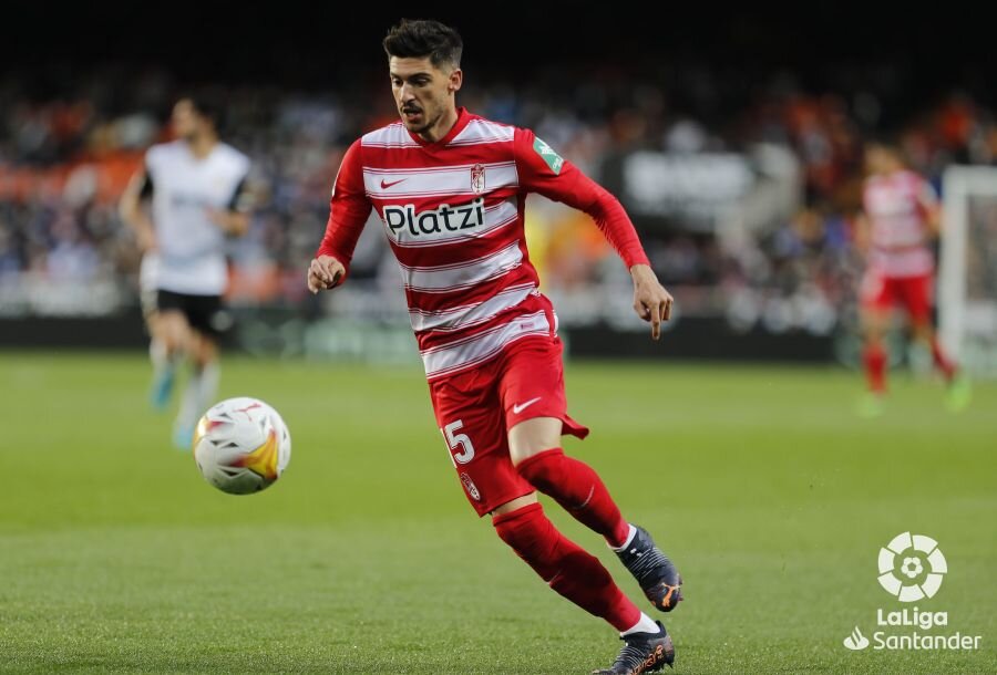 Carlos Neva, en un lance del partido en Mestalla (LALIGA)