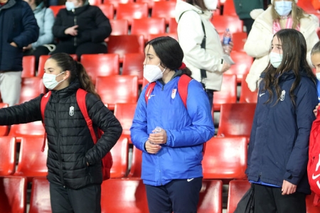 Niñas en el `Nuevo Los Cármenes` durante el partido del Granada Femenino ante el Betis (JOSÉ VELASCO / GRJ)