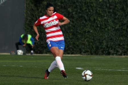 Marta Carrasco, en un partido con el Granada Femenino esta temporada (JOSÉ VELASCO / GRJ) Marta Carrasco, en un partido con el Granada Femenino esta temporada (JOSÉ VELASCO / GRJ)