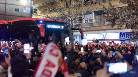 Imagen de la llegada del autobús del Granada al `Nuevo Los Cármenes` en el último partido como local ante el Cádiz (JOSÉ M. BALDOMERO) Imagen de la llegada del autobús del Granada al `Nuevo Los Cármenes` en el último partido como local ante el Cádiz (JOSÉ M. BALDOMERO)