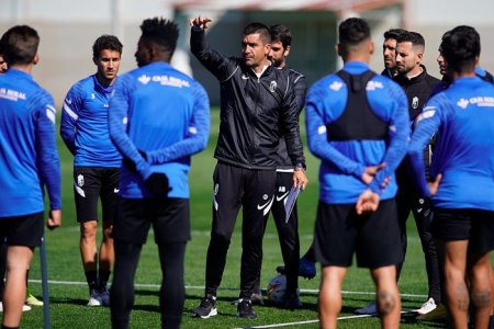 Torrecilla da instrucciones a los jugadores del Granada durante un entrenamiento de esta semana (PEPE VILLOSLADA / GCF) Torrecilla da instrucciones a los jugadores del Granada durante un entrenamiento de esta semana (PEPE VILLOSLADA / GCF)