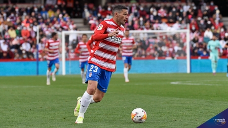 Jorge Molina, en una acción del partido ante el Elche (JOSÉ M. BALDOMERO) Jorge Molina, en una acción del partido ante el Elche (JOSÉ M. BALDOMERO)