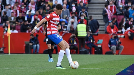 Torrente, en un lance del partido ante el Elche, donde vio su quinta amarilla de la temporada (JOSÉ M. BALDOMERO) Torrente, en un lance del partido ante el Elche, donde vio su quinta amarilla de la temporada (JOSÉ M. BALDOMERO)