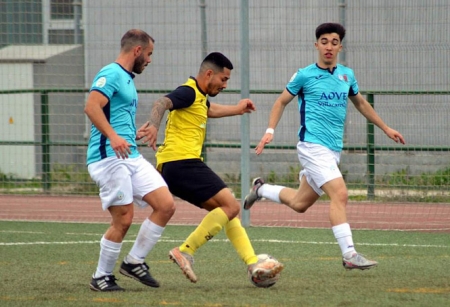 Óscar Franco entre dos jugadores del Villacarrillo (J. PALMA) 