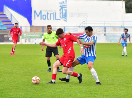 El motrileño Darío y el malagueño García en un lance del encuentro.(SEMANARIO MUCHO DEPORTE) El motrileño Darío y el malagueño García en un lance del encuentro.(SEMANARIO MUCHO DEPORTE)