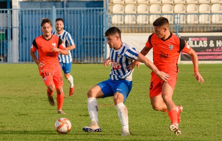 Jordi en una acción sobrel el césped del estadio `Escribano Castilla` (SEMANARIO MUCHO DEPORTE)