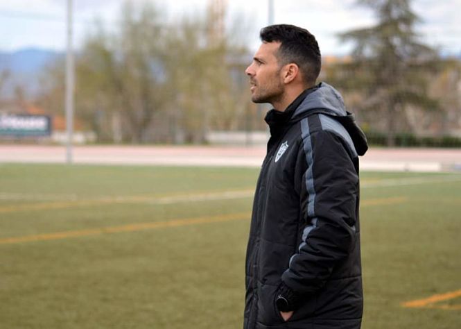 Javier Vilaseca, entrenador del FC Cubillas, en el partido ante el Villacarrillo (J. PALMA) 