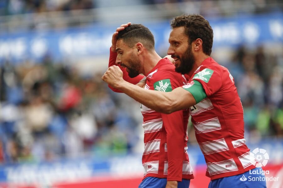 Germán abraza a Puertas en la celebración del segundo tanto del Granada en Mendizorroza (LALIGA)