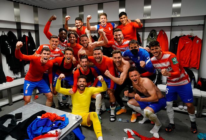 El Granada festeja en el vestuario de Mendizorroza el triunfo sobre el Alavés (GCF)