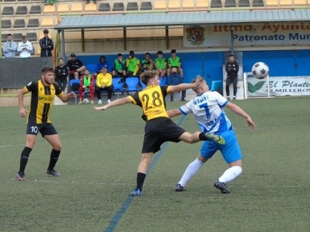 Douglas intenta llevarse el balón ante jugador local Jiménez (PACO CASTILLO) Douglas intenta llevarse el balón ante jugador local Jiménez (PACO CASTILLO)