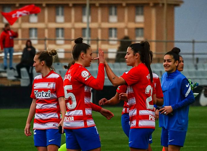 Las jugadoras del Granada Femenino celebran la victoria sobre el Pozoalbense (GCF)
