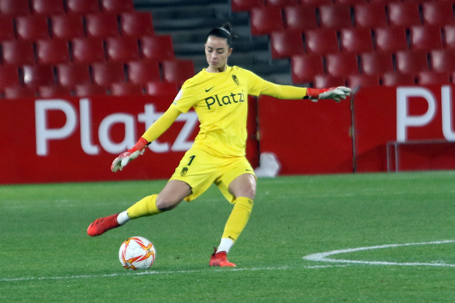 María Pi, durante el partido del Granada Femenino en el `Nuevo Los Cármenes` ante el Betis (JOSÉ VELASCO / GRJ)