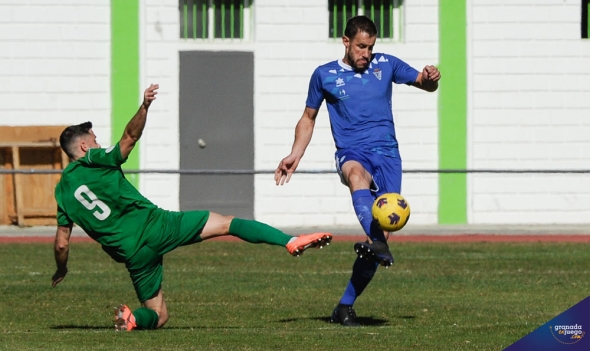 Una jugada entre Maracena y Atarfe en el encuentro de la primera vuelta (JOSÉ M. BALDOMERO) Una jugada entre Maracena y Atarfe en el encuentro de la primera vuelta (JOSÉ M. BALDOMERO)