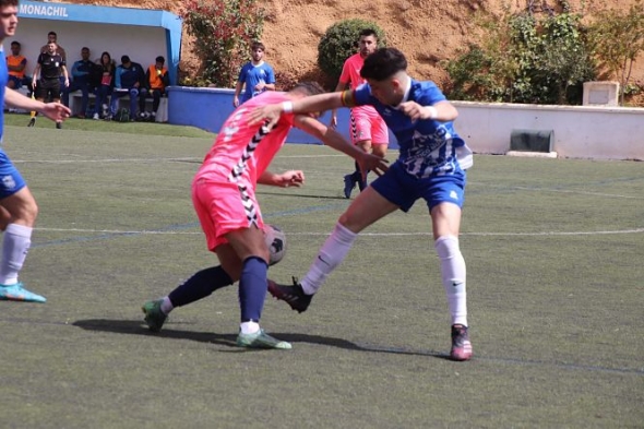 El Atlético Monachil no tuvo opción ante el Iliturgi (MANU LÓPEZ) El Atlético Monachil no tuvo opción ante el Iliturgi (MANU LÓPEZ)