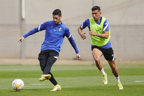 Uzuni, en un lance con Escudero durante el entrenamiento de este martes en la Ciudad Deportiva (PEPE VILLOSLADA / GCF) Uzuni, en un lance con Escudero durante el entrenamiento de este martes en la Ciudad Deportiva (PEPE VILLOSLADA / GCF)
