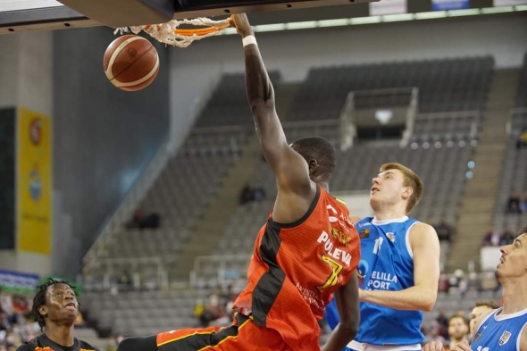 Petit Niang se cuelga del aro (JOSÉ VELASCO) 