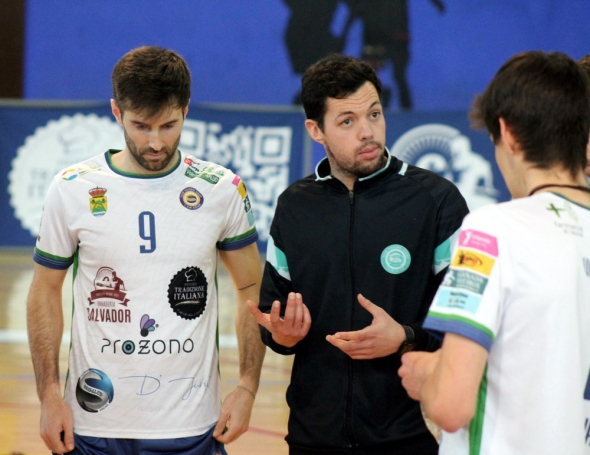Javier Pimentel, en el centro, en un partido de esta temporada Javier Pimentel, en el centro, en un partido de esta temporada