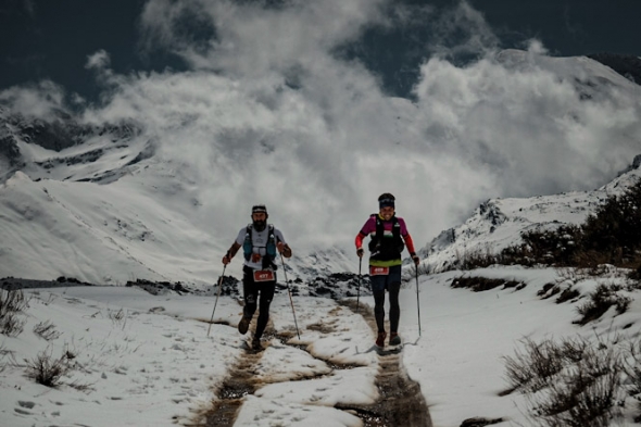 Dos atletas durante la prueba (ULTRA SIERRA NEVADA) Dos atletas durante la prueba (ULTRA SIERRA NEVADA)