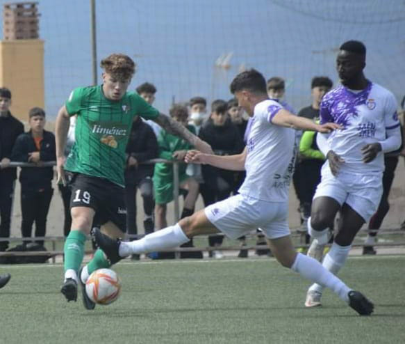 Peli intenta esquivar la entrada de un jugador jienense (GABRIEL R. LÁZARO)