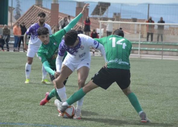 El CD Huétor Vega se fajó en defensa (GABRIEL R. LÁZARO)